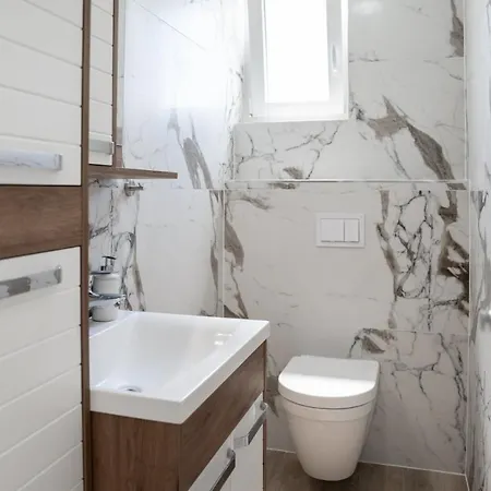 Crowonder Beachfront Blue Bay With Jacuzzi- B1