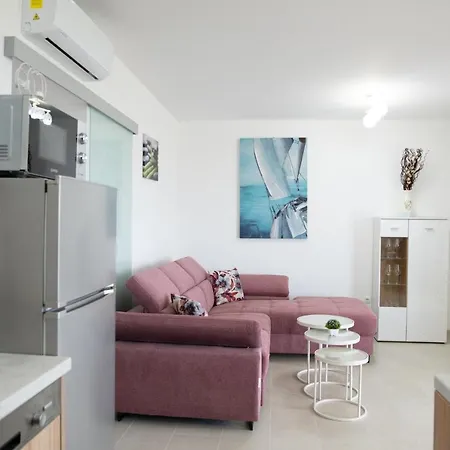 Crowonder Beachfront Blue Bay With Jacuzzi- B1 *