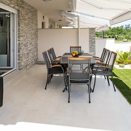 Crowonder Beachfront Blue Bay With Jacuzzi- B1