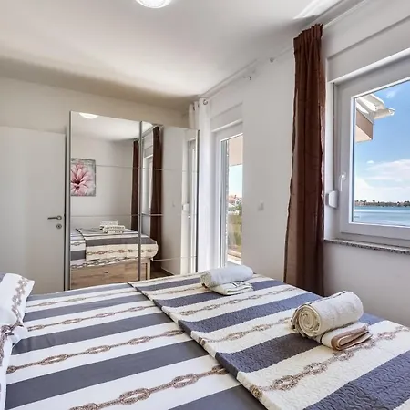 Crowonder Beachfront Blue Bay With Jacuzzi- B1 *