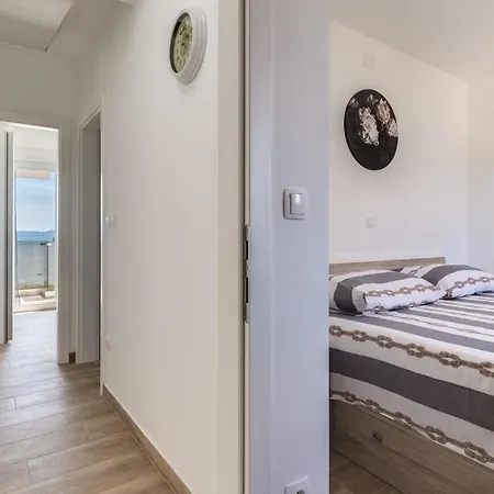 Crowonder Beachfront Blue Bay With Jacuzzi- B1