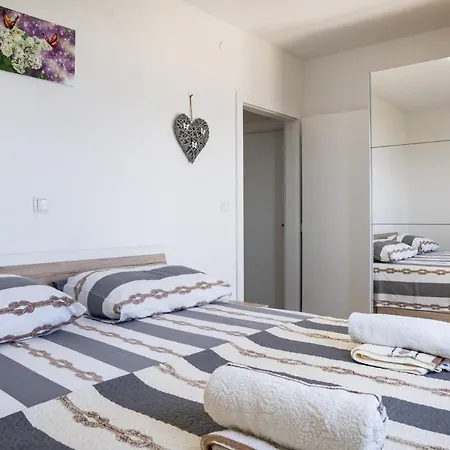 Crowonder Beachfront Blue Bay With Jacuzzi- B1 *
