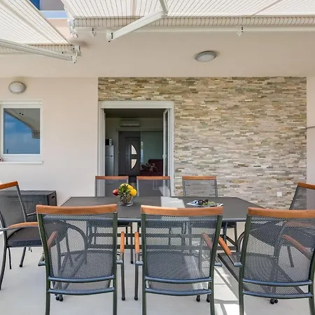 Crowonder Beachfront Blue Bay With Jacuzzi- B1 *