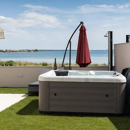 Crowonder Beachfront Blue Bay With Jacuzzi- B1 *
