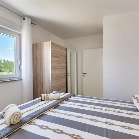 Willa Crowonder Beachfront Blue Bay With Jacuzzi- B1 *