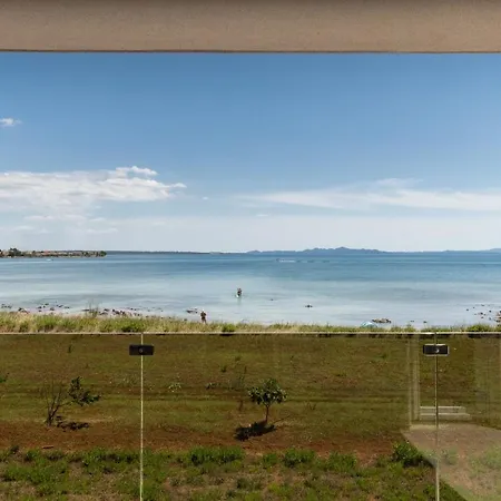 Crowonder Beachfront Blue Bay With Jacuzzi- B1 Willa Privlaka (Zadar)