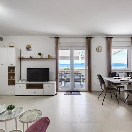 Willa Crowonder Beachfront Blue Bay With Jacuzzi- B1