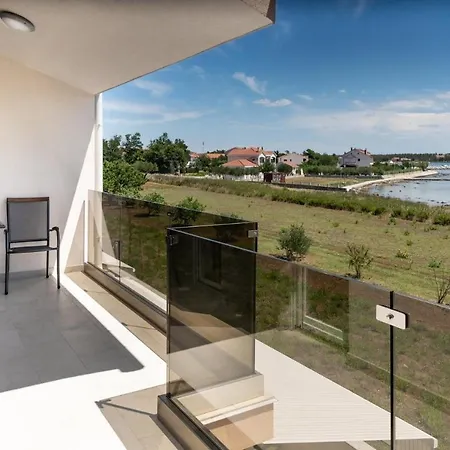 Crowonder Beachfront Blue Bay With Jacuzzi- B1 Willa *