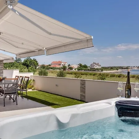 Crowonder Beachfront Blue Bay With Jacuzzi- B1 Willa Privlaka (Zadar)