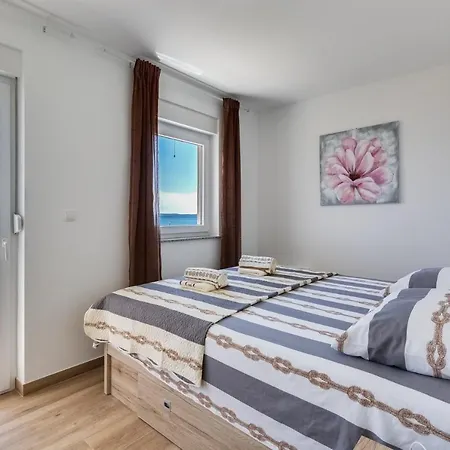 Crowonder Beachfront Blue Bay With Jacuzzi- B1 Privlaka (Zadar)